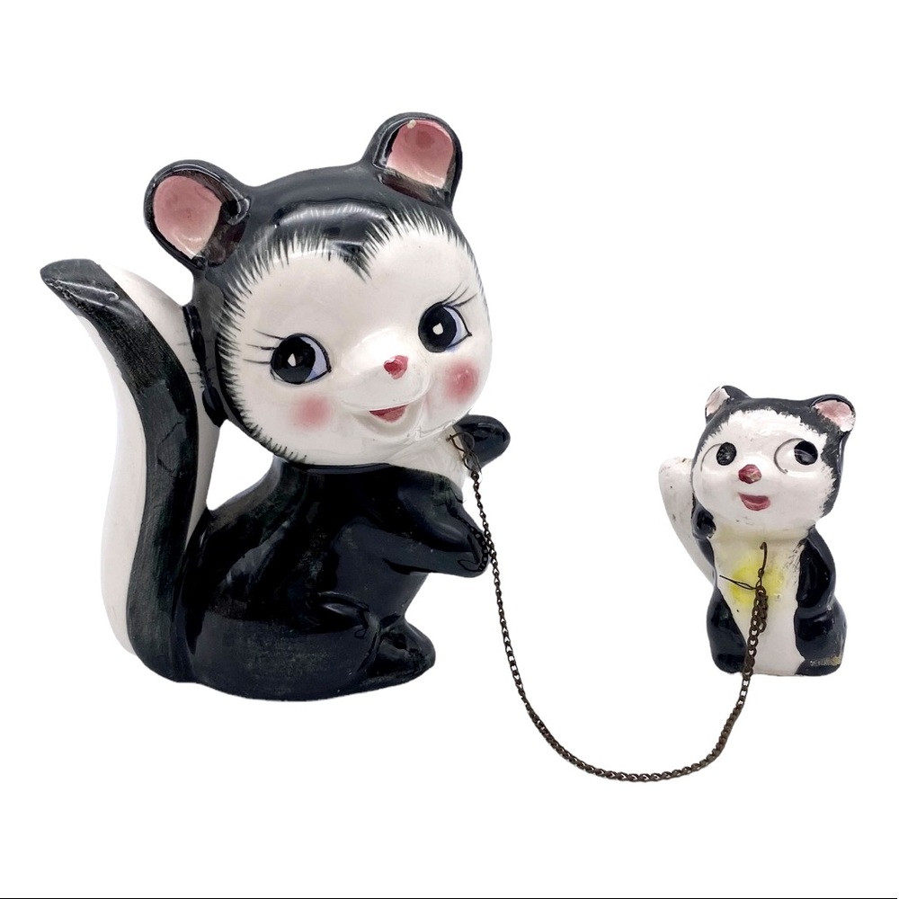 Vintage kitsch ceramic skunk mom and child with chain duo (READ)